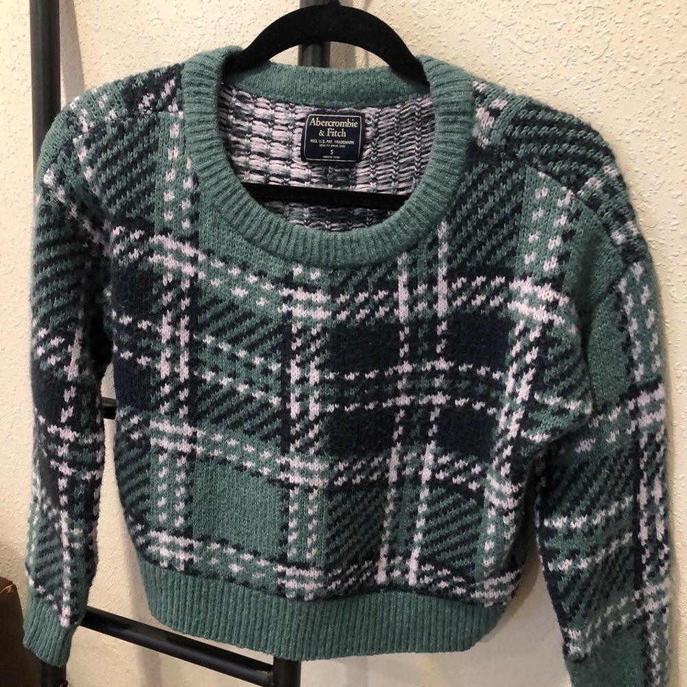 Green/white/navy blue cozy sweater